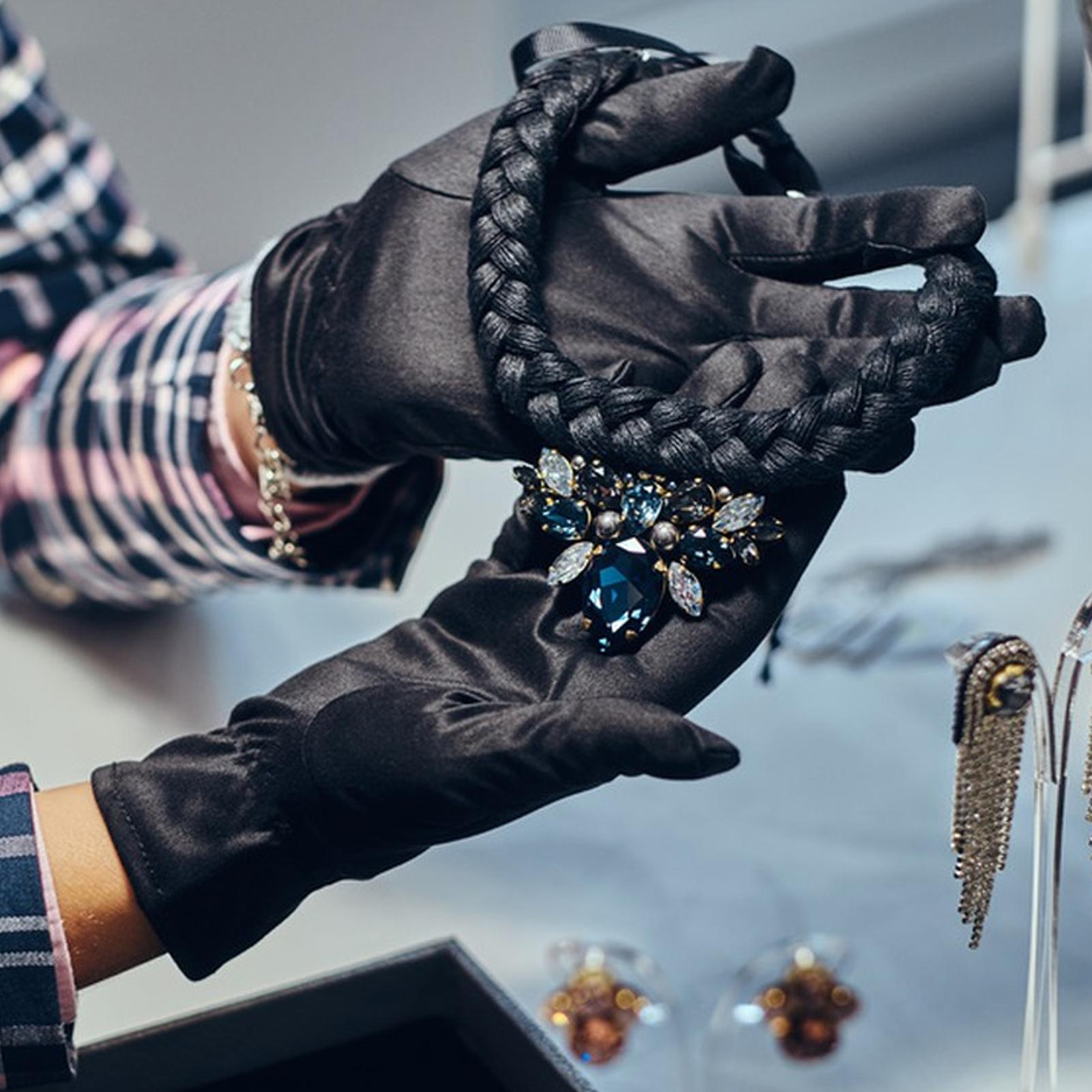 قفازات مجوهرات سوداء ناعمة عصر - مراجعة Jewelry Making Gloves وسعره